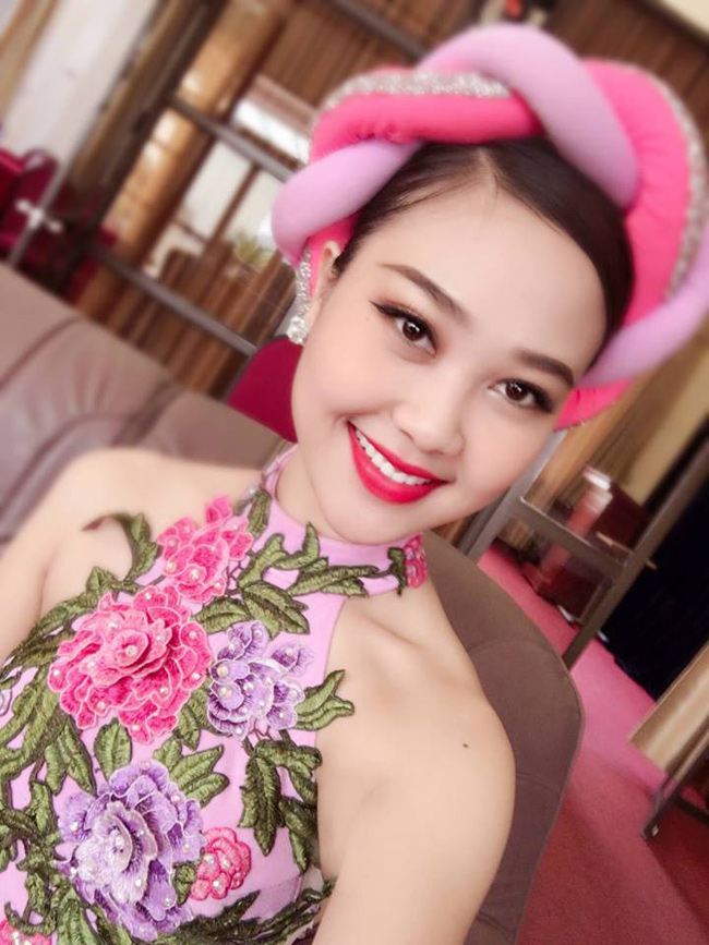 3 cô gái trên sân khấu Táo Quân đã nóng bỏng, ngoài đời còn bốc lửa hơn